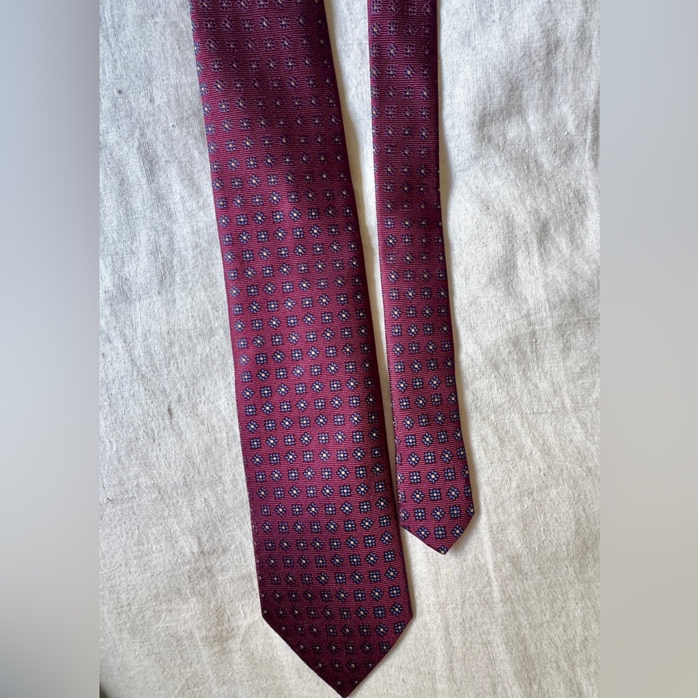 Elegant Brooks Brothers Burgundy Patterned Tie made in Italy